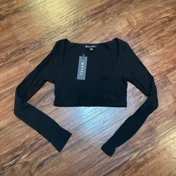 motel cropped black long sleeve - Picture 3 of 4